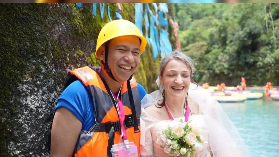 New Zealand's newlyweds enjoy drifting in Qingyuan