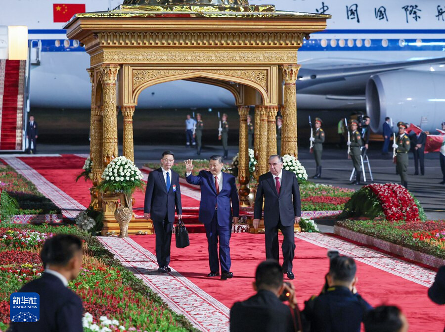 　　当地时间7月4日晚，国家主席习近平乘专机抵达杜尚别，应塔吉克斯坦共和国总统拉赫蒙邀请，对塔吉克斯坦进行国事访问。拉赫蒙在机场为习近平举行盛大隆重的迎宾仪式。新华社记者 刘彬 摄