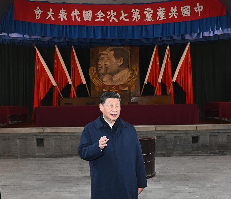 △2022年10月27日，習(xí)近平總書記在陜西延安楊家?guī)X瞻仰中共七大會址。