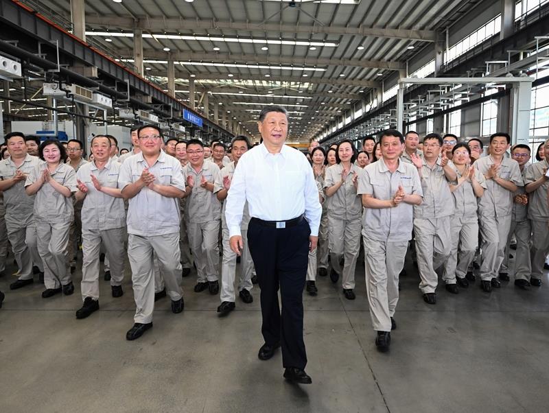 △2025年5月19日，習(xí)近平總書記在河南洛陽軸承集團股份有限公司智能工廠考察時，同企業(yè)職工在一起。