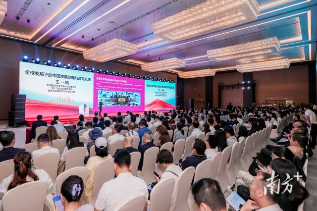王一鸣现场演讲。