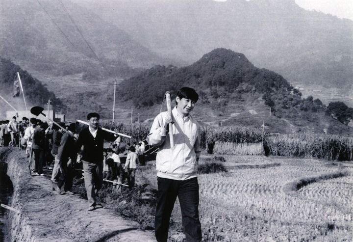 這是1989年，時任福建省寧德地委書記的習(xí)近平帶領(lǐng)地直機關(guān)千余名干部到寧德縣南漈水利工地參加清溝排障修整水渠勞動。新華社發(fā)