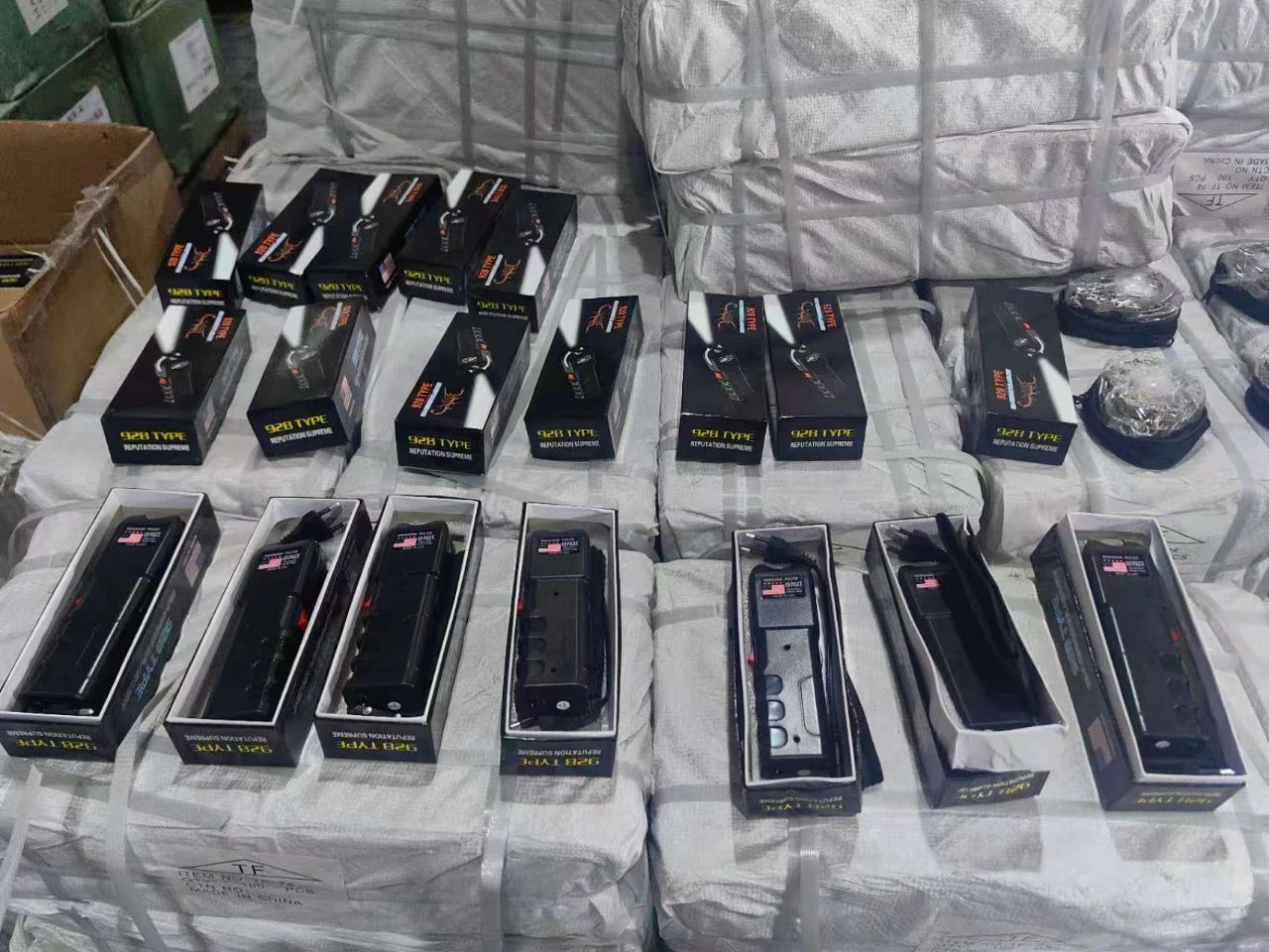 貨物“夾藏”警用品！海關(guān)查獲手銬5000個(gè)、防身手電2990個(gè)