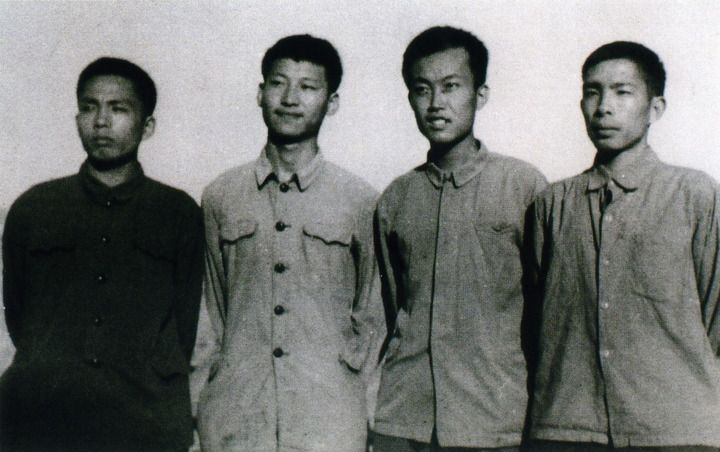 這是1973年上山下鄉(xiāng)時期，習(xí)近平（左二）在陜西省延川縣。新華社發(fā)