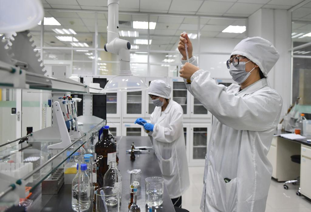 沈阳一家药企研发人员在进行样品处理。及时雨新华社记者 杨青 摄