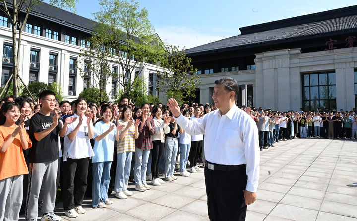 2022年6月8日，中共中央總書記、國家主席、中央軍委主席習(xí)近平在四川考察。這是8日下午，習(xí)近平在宜賓學(xué)院考察時，向師生們揮手致意。新華社記者 李學(xué)仁 攝