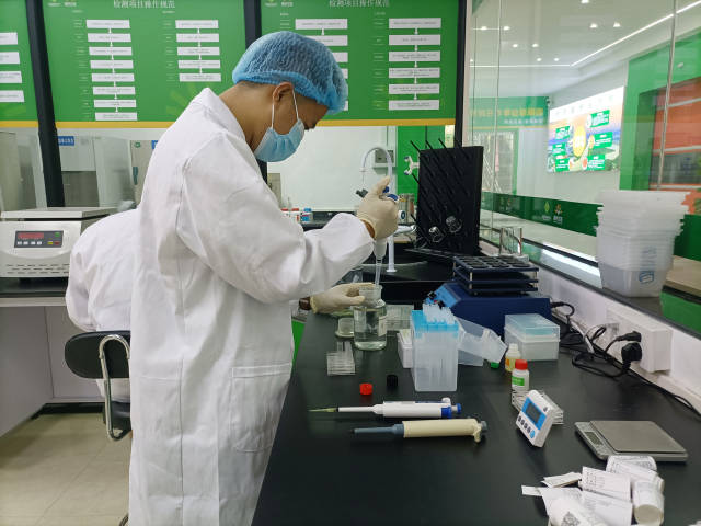 三水子平台内的食品检测室。