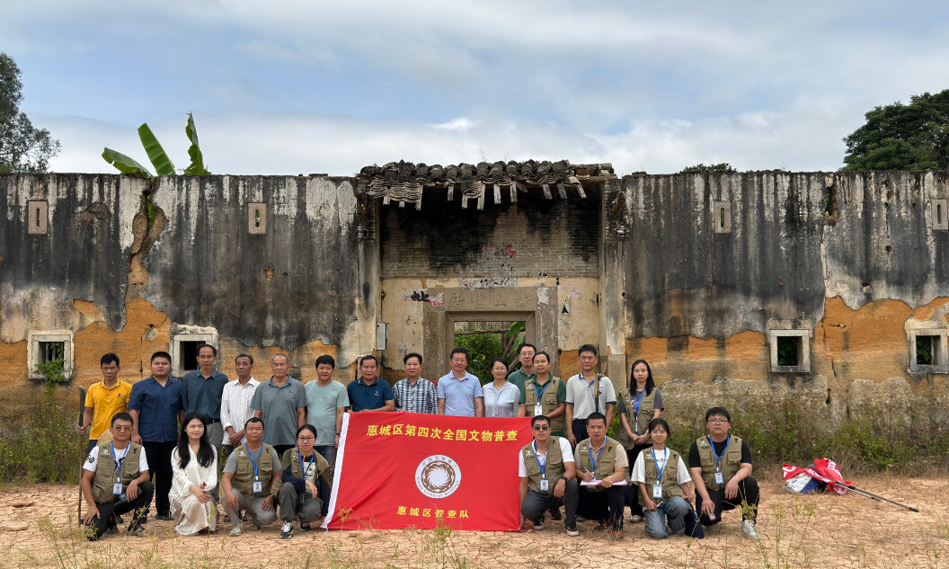 普查队员和党史专家在寿山世居前合影