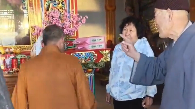 五台山僧人怒扔信众供奉大米？官方通报：起单离寺、警告处分！
