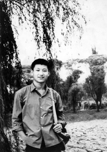 這是1972年插隊回京探親時的習(xí)近平。新華社發(fā)