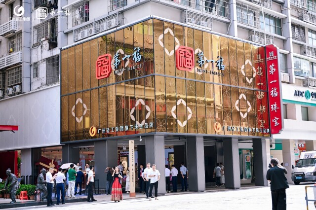 Guangdong's largest jewelry store opens at Beijing Road with heritage craft focus