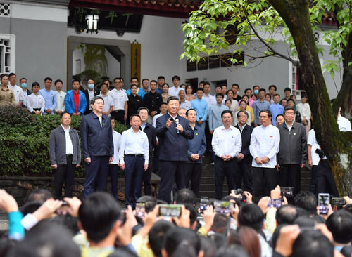 2020年9月17日，中共中央總書記、國家主席、中央軍委主席習(xí)近平在湖南省長沙市考察調(diào)研。這是習(xí)近平在湖南大學(xué)岳麓書院，同師生們親切交流。新華社記者 岳月偉 攝
