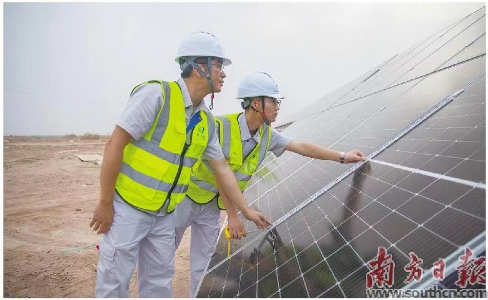 工作人员在新疆喀什粤水电巴楚光伏项目现场。南方日报记者 张令 摄