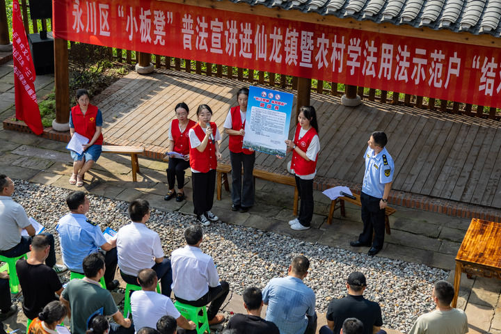 2023年7月10日，在重庆市永川区仙龙镇双星村，“小板凳”宣讲队成员在为村民宣讲长江十年禁渔相关知识。新华社记者 黄伟 摄