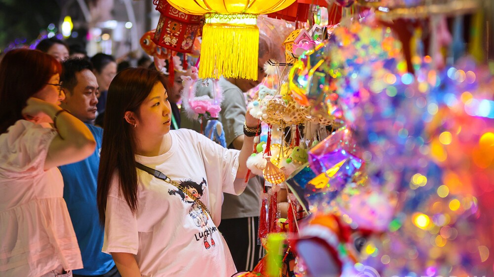 "Lantern Street" in Zhongshan lights up for Mid-Autumn Festival