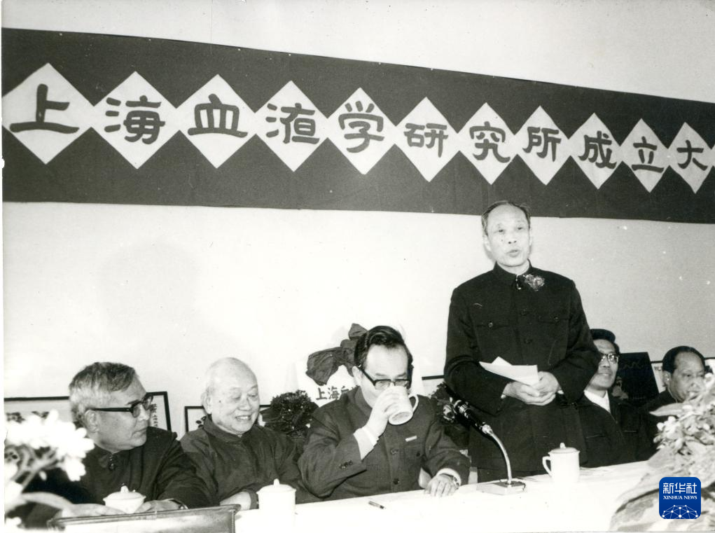 　　1987年3月23日，王振义（左四）参加上海血液学研究所揭牌仪式。新华社发（上海交通大学医学院供图）