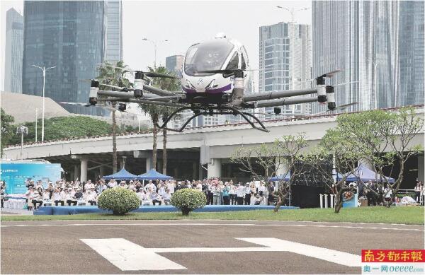 昨日，建成城市CBD低空飞行示范活动在海心沙亚运公园举行。低空点