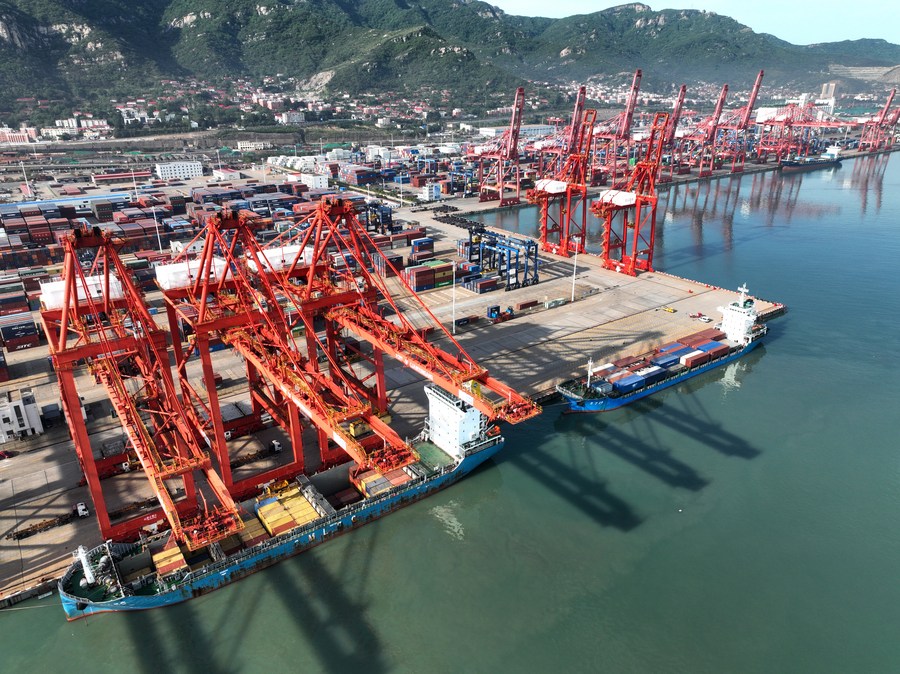 5月9日,在江苏连云港港集装箱码头,货轮停靠在泊位上装卸集装箱(无人