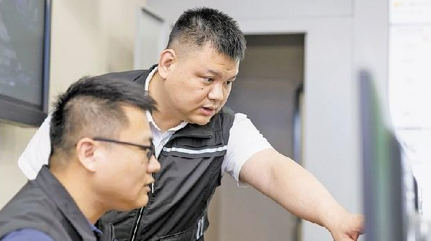 广东省“人民满意的公务员”郑挺：在战风斗雨抗旱中“挺在前”