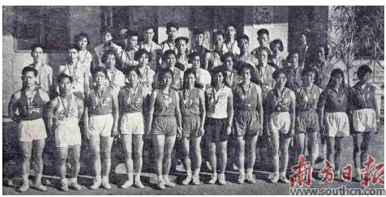 中华人民共和国第一届运动会上，陈镜开（前排左二）、戚烈云（二排左二）、容国团（后排左二）获奖合影。资料图片