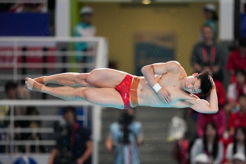 11月3日,湖北队选手王宗源在男子三米板比赛中。新华社记者 薛宇舸 摄