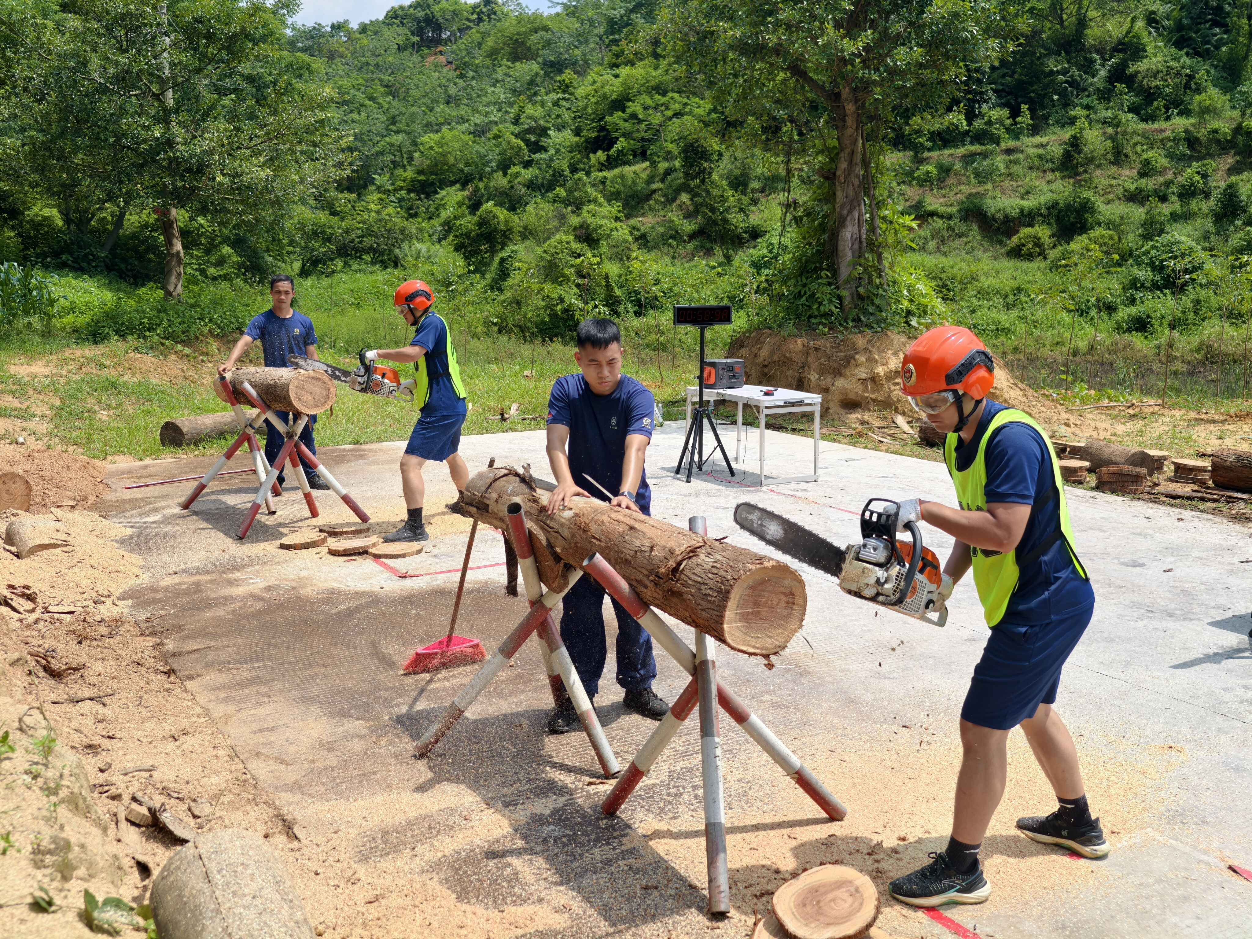 森林防火员开展油锯切割技术项目练习(通讯员供图)