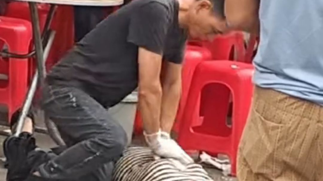 生命最重要！早餐店老板与店员接力抢救晕倒女子丨暖心画