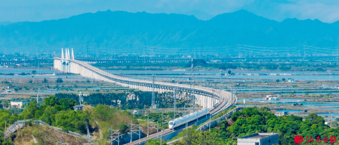 广汕铁路上，高铁快速驶过。记者 陈茂辛 摄