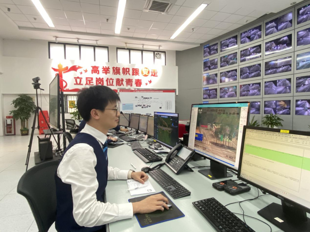 监控员通过录像,排查黎女士的踪迹。摄影:周敏