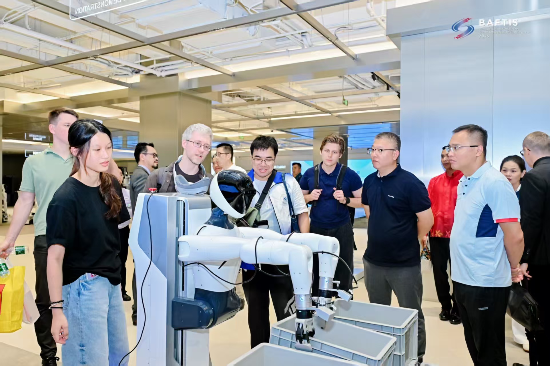 本届大湾区服贸会通过深度融合人工智能与实体场景,推动科技创新从概念探讨走向实际应用。主办方供图