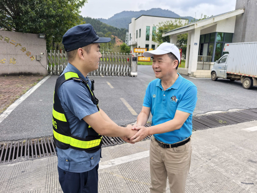 司乘向路政员表示感谢。摄影:陈智彬