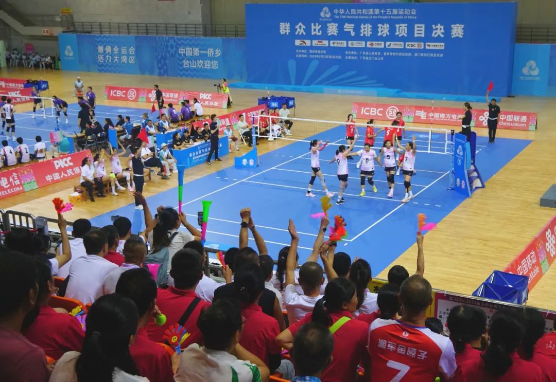 赛场上的激烈对决精彩不断，赛场下的呐喊助威声此起彼伏。