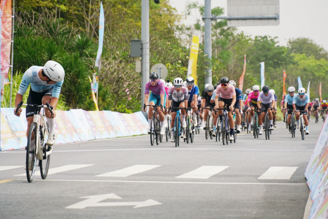 “喜迎十五运，逐梦大湾区”2025江门自行车骑行嘉年华。江门日报记者 郭永乐 摄