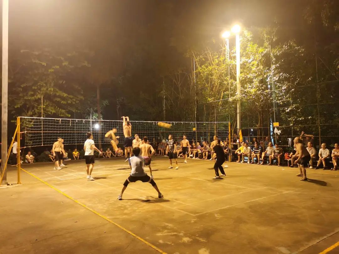 “排球之乡”台山的露天排球场热闹非凡。