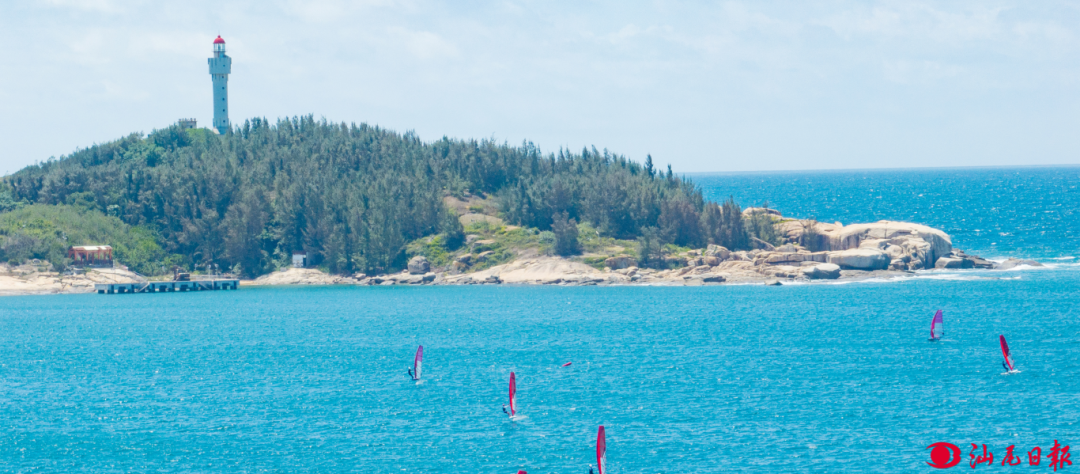 帆板运动员正在训练。陈茂辛 摄