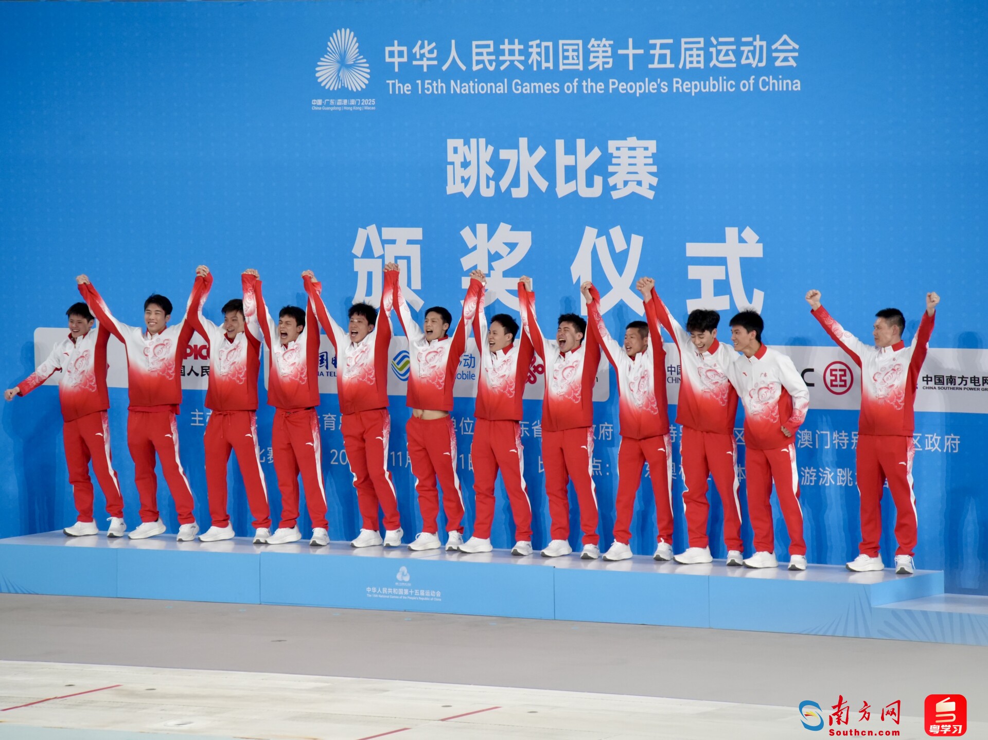 我们是冠军!振臂欢呼是少年意气的最佳体现