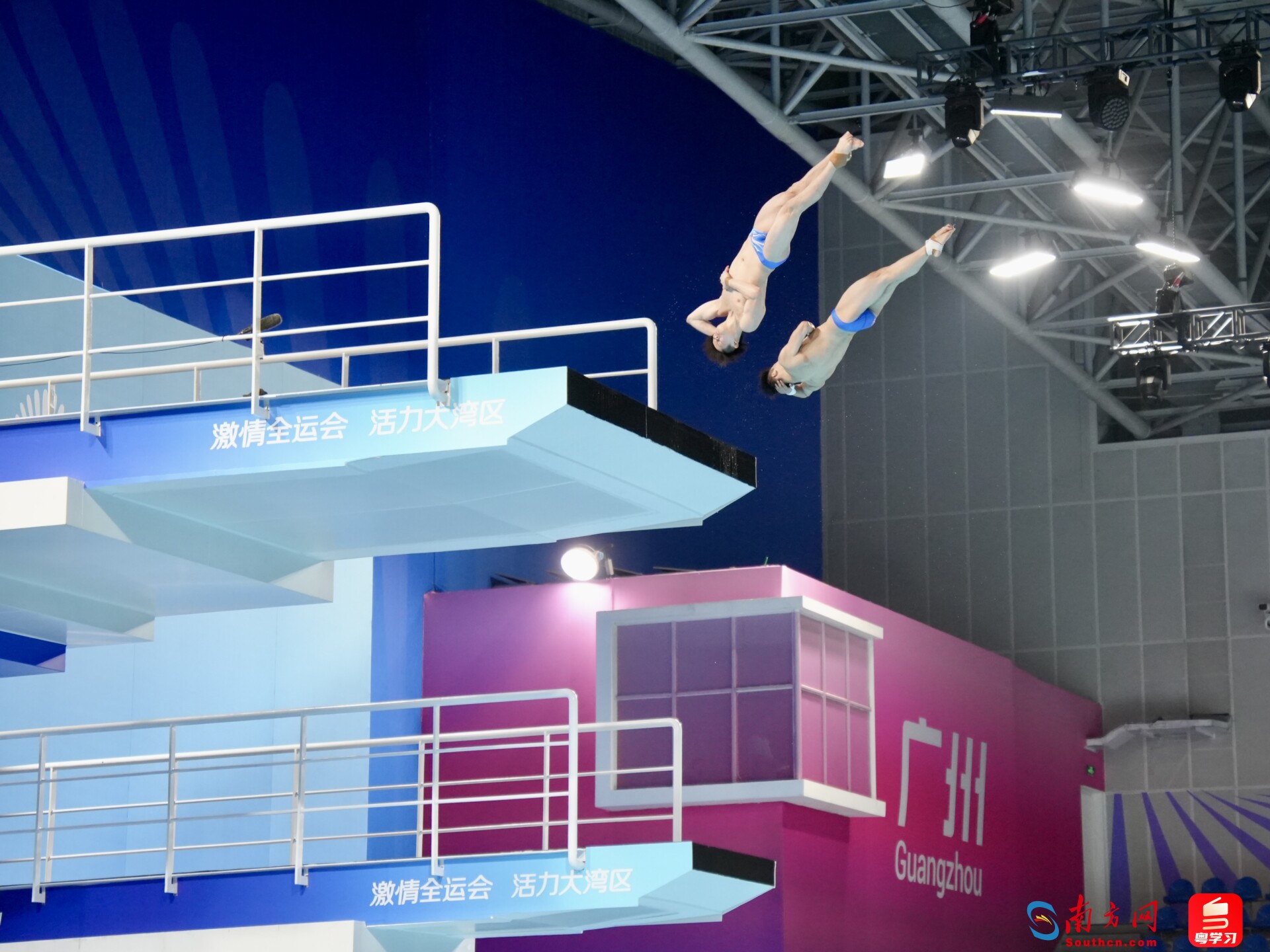 陈艾森与朱子锋在比赛中