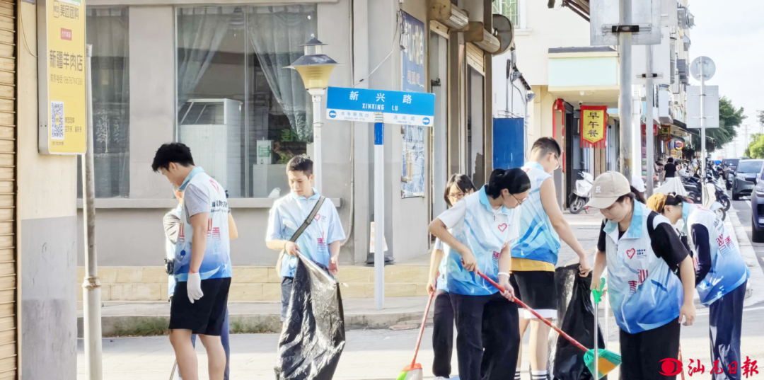 志愿者在十五运赛区（红海湾）维护卫生环境。团汕尾市委供图