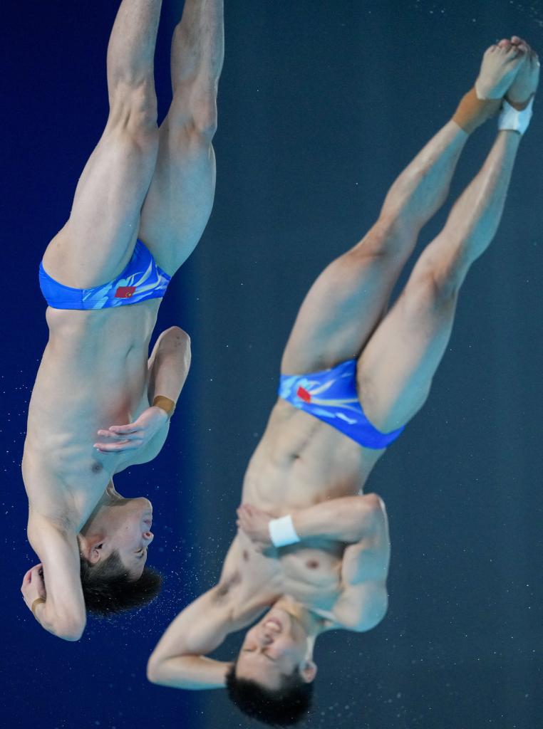 11月3日,广东队组合陈艾森/朱子锋在男子双人10米跳台比赛中。新华社记者 薛宇舸 摄