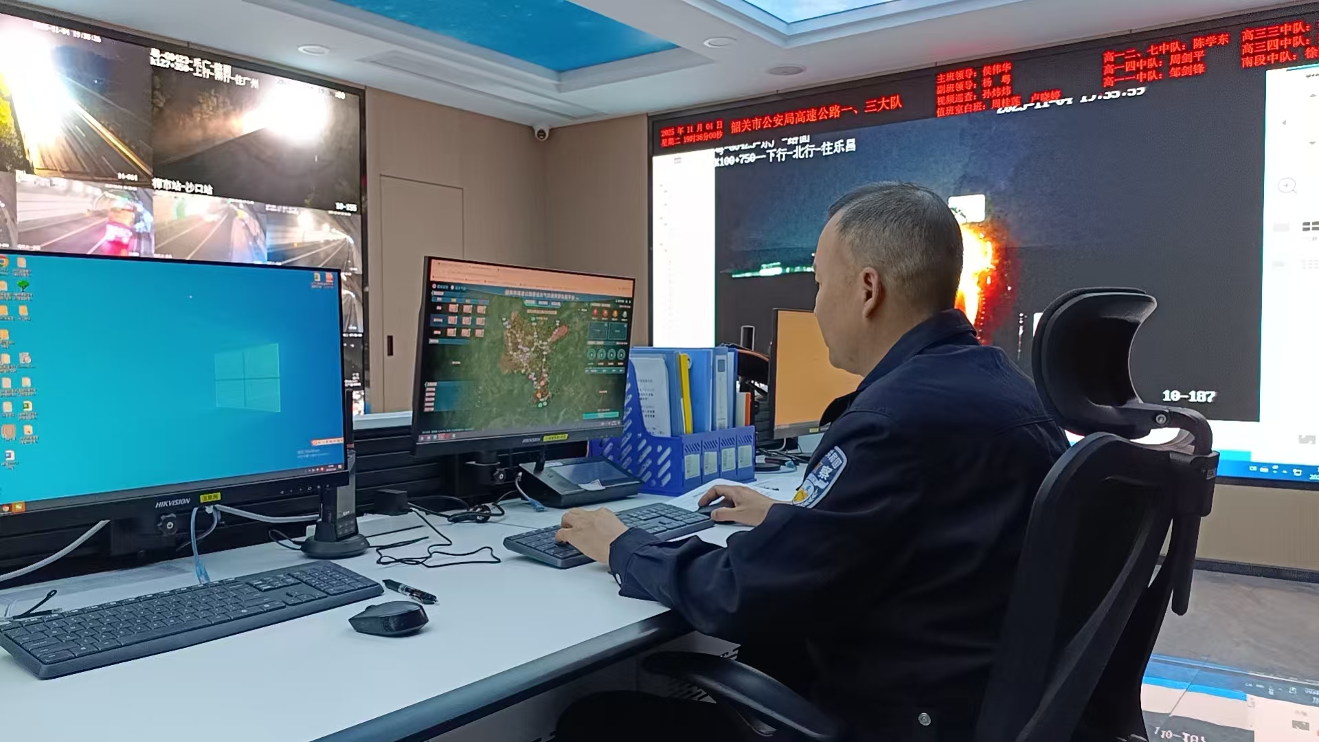 民警通过恶劣天气交通预警处置平台,实时监控辖区高速路况。