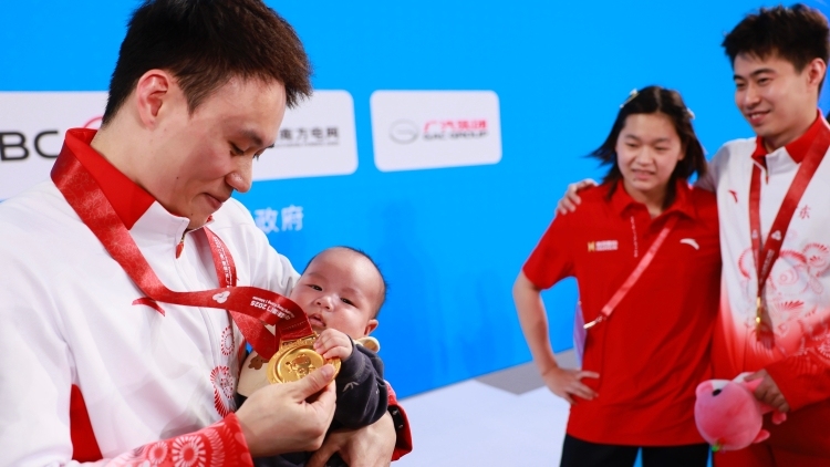 男子团体决赛竞争激烈，广东队跳水男团“八连冠”