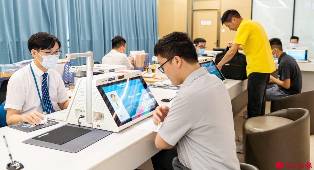 汕尾市政务服务中心优化政务服务，利企便民。记者 陈茂辛 摄