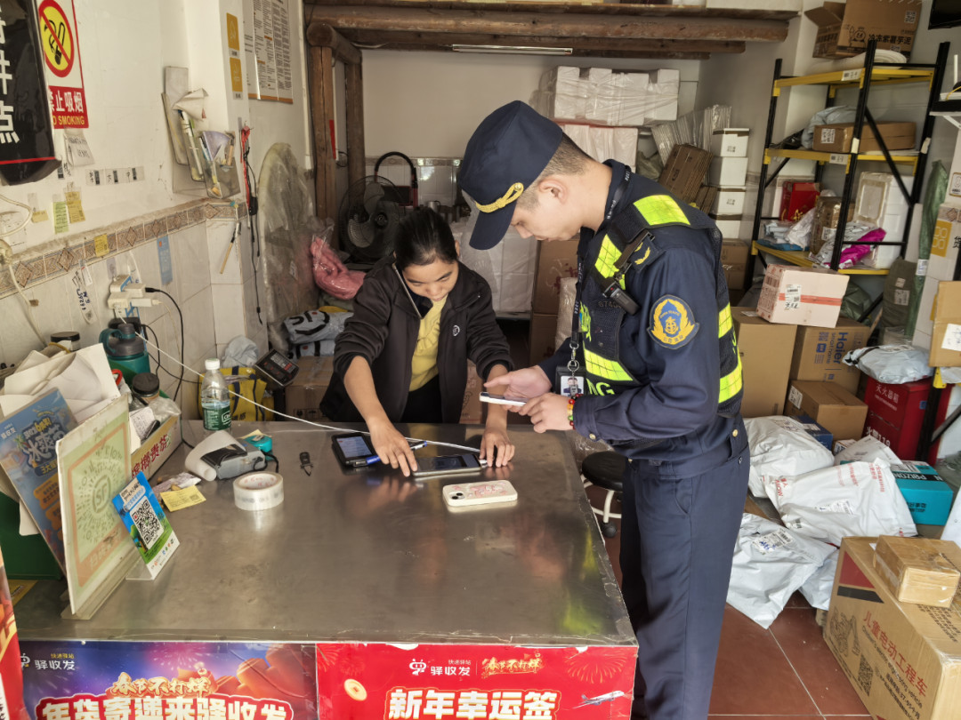 陈智彬到附近的快递站将手机邮寄给失主。摄影:吴涛