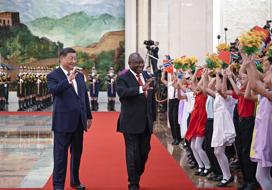 　　9月2日下午，国家主席习近平在北京人民大会堂同来华出席中非合作论坛北京峰会并进行国事访问的南非总统拉马福萨举行会谈。这是会谈前，习近平在人民大会堂北大厅为拉马福萨举行欢迎仪式。新华社记者 李学仁 摄