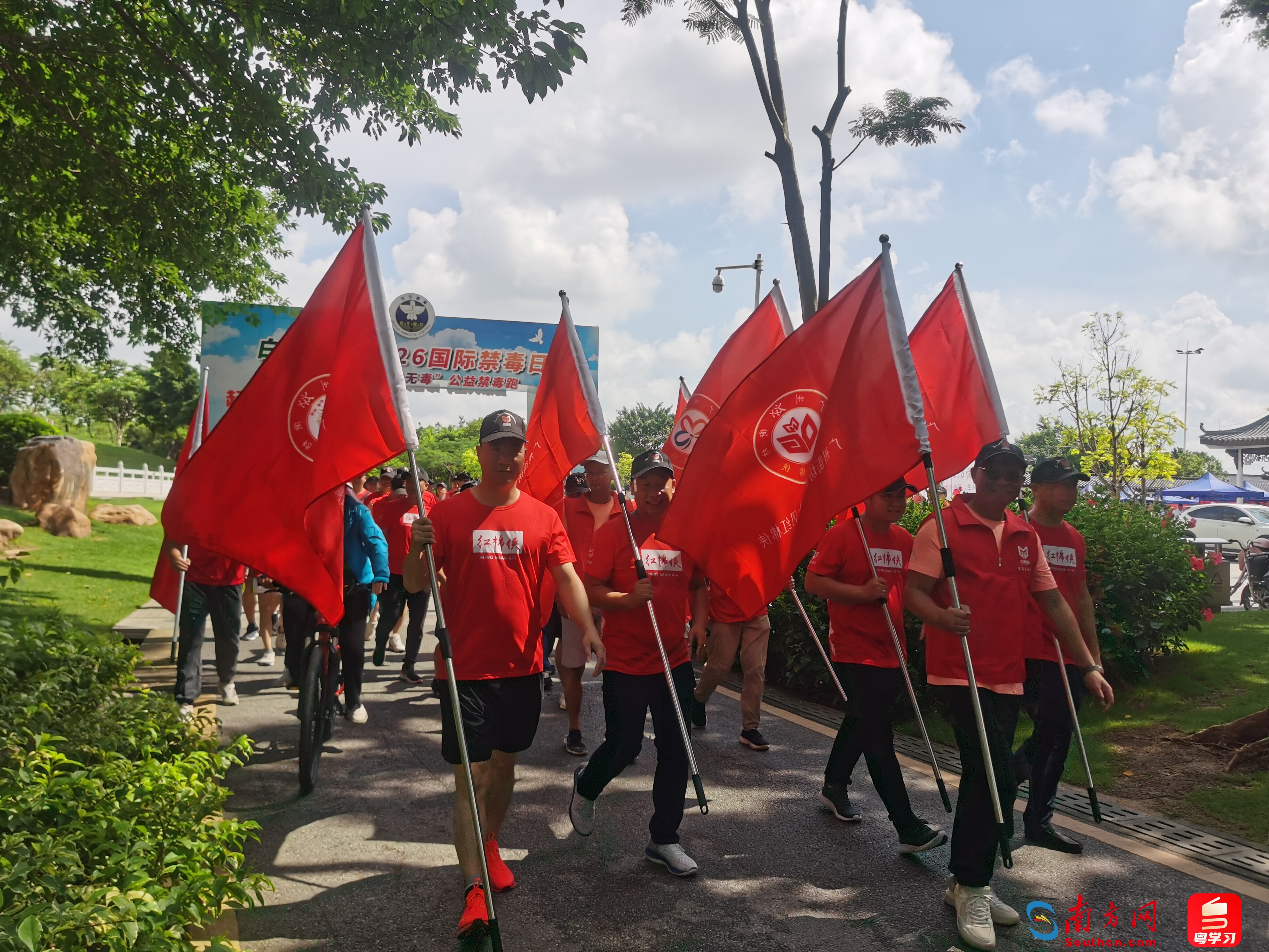 “广州街坊·云湖红棉侠”参加禁毒公益跑。通讯员供图