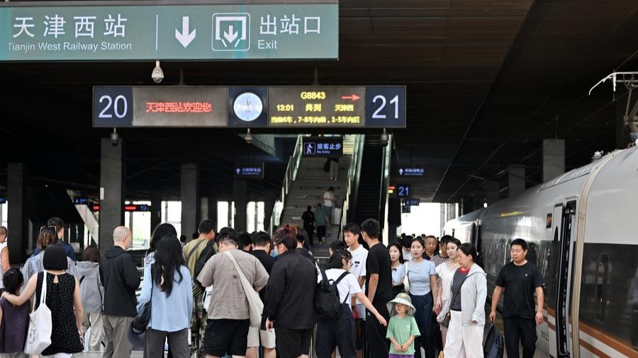 China conclui temporada de viagens de verão com recorde de viagens ferroviárias de passageiros