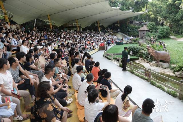 “请到广东过国庆之游长隆、抽大奖、开传祺”活动现场