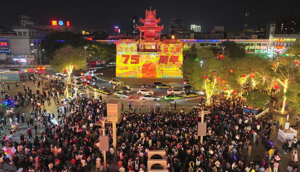 10月6日，费数游客在宁夏银川市兴庆区鼓楼观看灯光秀（无人机照片）。据中新华社记者 王鹏 摄