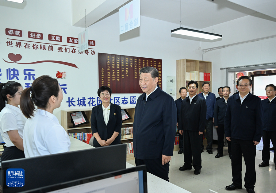 2024年6月19日下午，习近平在银川市金凤区长城花园社区党群服务中心便民服务厅了解社区开展便民惠民服务等情况。新华社记者 谢环驰 摄