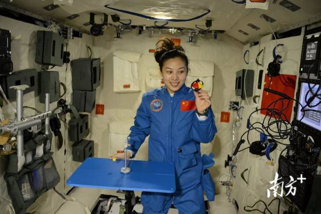 2013年王亚平在“天宫一号”上太空授课。 资料图片